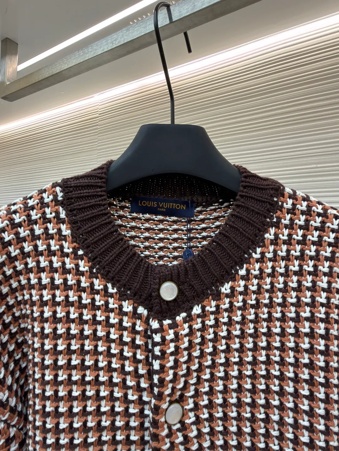 LOUIS VUITTON Thick needle houndstooth color block jacquard pearl button knitted cardigan ●Item number: 1682237-B95 ●Material: wool blended fabric ●Technology: knitted jacquard production ●Color: pattern ●Version: fitted version ●Weight: about 1220 grams ●Size: S-M-L-XL ●Description: This houndstooth knitted cardigan is woven with worsted wool blended yarn. It uses double-ply threading technology to make the yarn tighter. It uses yarn-dyed jacquard technology to create a classic houndstooth pattern. The pattern is clear and symmetrical, with natural color transitions and is not easy to fade. The body of the garment uses a four-knit knitting process. The fabric has high density, good elasticity, and good warmth retention and anti-pilling properties. The neckline, cuffs and hem are designed with ribbed edges and are made of high-elastic spandex blended ribs, which will not easily loosen and deform after long-term wear. The placket is equipped with matte mother-of-pearl buttons, which are hand-polished and polished for a warm texture. The overall design adopts three-dimensional tailoring, and the stitching between the shoulders and body uses embedded clip technology. The stitching is smooth and has no bulges. The spacing of each stitch is precisely controlled, and the exquisite knitting craftsmanship and ingenuity are displayed in every detail. The overall wiring is straight and delicate, the fabric is comfortable and soft, and the color is consistent without color difference. It can be matched with the same style to create a fashionable look and control various occasions. Customized accessories, complete with three standards, same style for men and women!